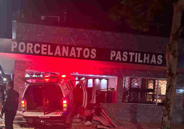 Viatura atinge prédio após colisão com carro de PM