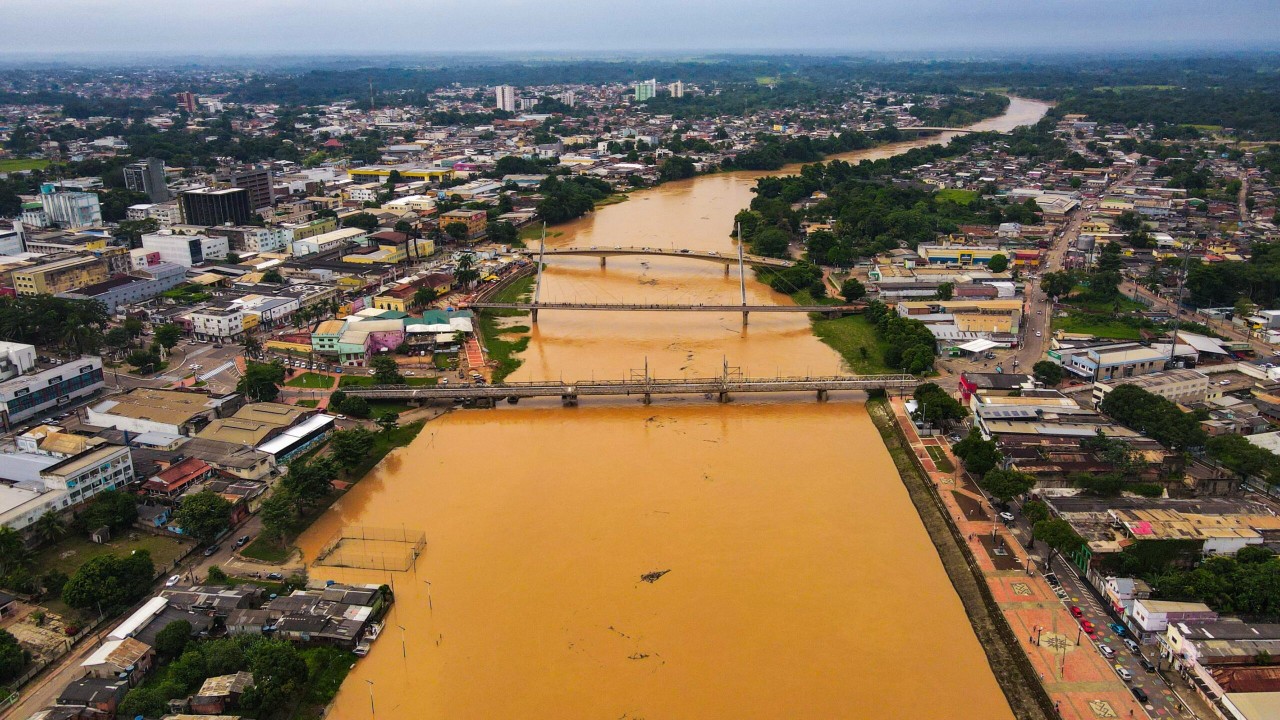 Rio Acre alcança 15,46 metros e 30 bairros já estão alagados em Rio Branco, diz Defesa Civil