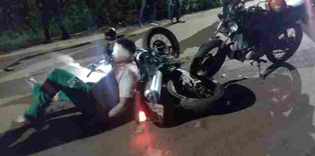 Colisão frontal deixa motociclistas feridos na zona leste
