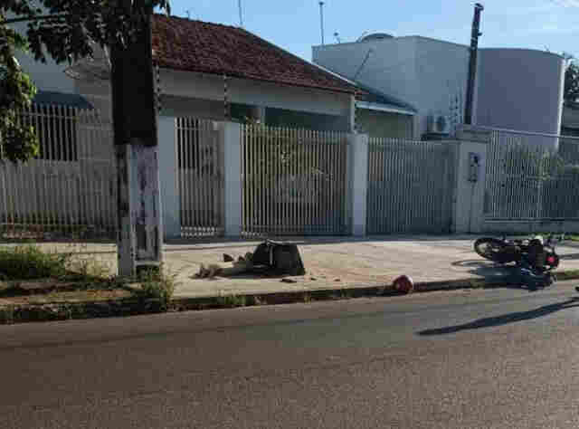 Motociclista é morto com tiros na cabeça após ser derrubado pelos criminosos