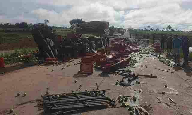 Fotos: PRF confirma morte após colisão entre caminhões em Extrema