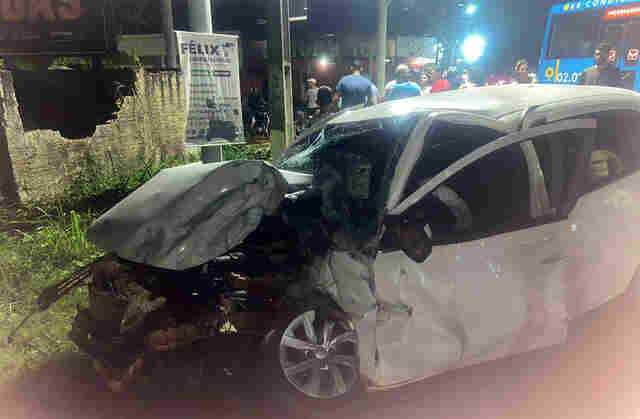 Colisão entre ônibus e Gol deixa dois feridos na zona sul da capital