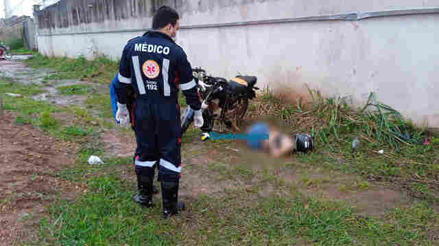 Mulher morre após colidir moto contra muro na capital