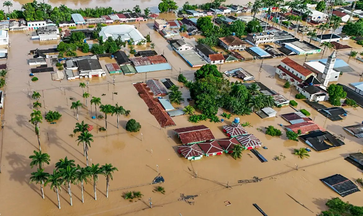 Rio Acre chega a 17,63 metros e caos no estado aumenta; força-tarefa federal chega na segunda