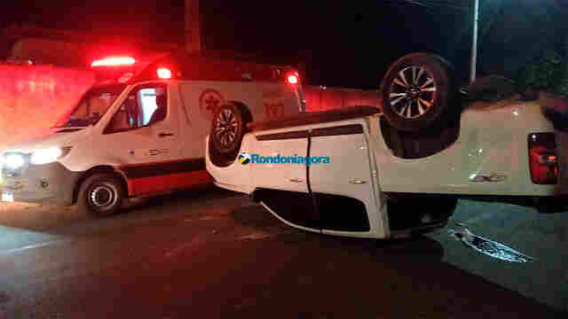 Caminhonete capota após colisão com Tracker na capital