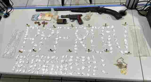 Traficante é preso com mais de 200 porções de drogas e armas