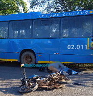 Motociclista tenta desviar de acidente, cai e mulher morre esmagada por ônibus 
