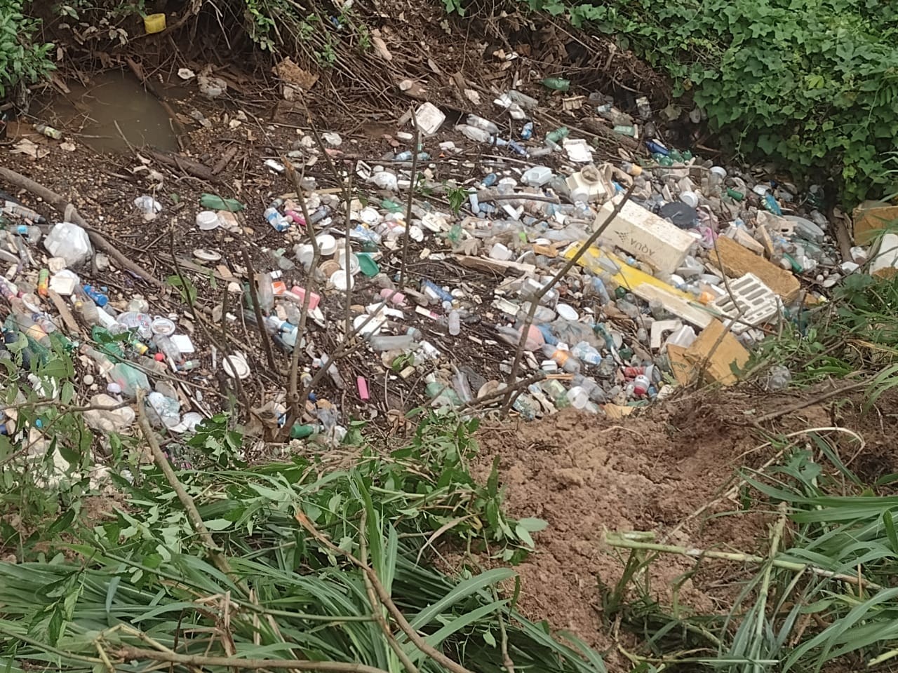 Prefeitura da capital faz alerta sobre acúmulo de lixo em bueiros e canais
