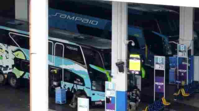 Criminoso se entrega após balear dois e fazer 17 reféns em ônibus no Rio