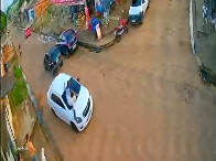 Vídeo: Jovem atropela ex-marido, carrega homem no capô, bate carro em casa e deixa dona em estado grave