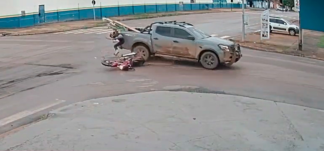 Grave acidente entre caminhonete e moto  registrado por cmera de segurana em Porto Velho