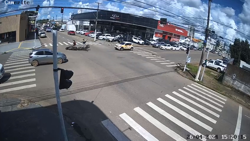 Vídeo: colisão entre motos deixa pilotos gravemente feridos