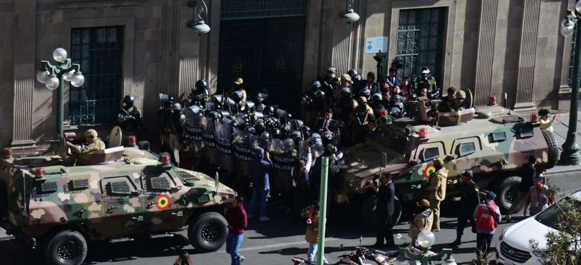 Golpe de estado: tanques e militares armados invadem palácio presidencial na Bolívia
