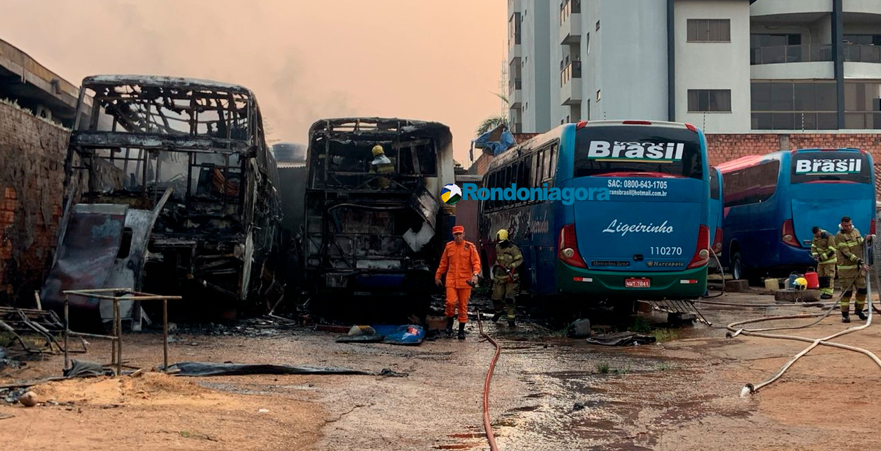 Incêndio de grandes proporções destrói vários ônibus em empresa na capital