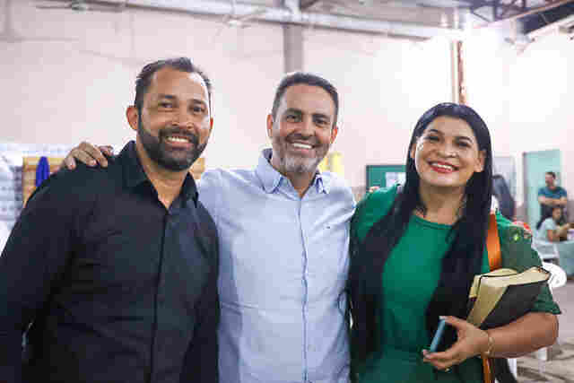 Em visita à igreja evangélica, Léo comenta sobre projetos de agricultura sustentável