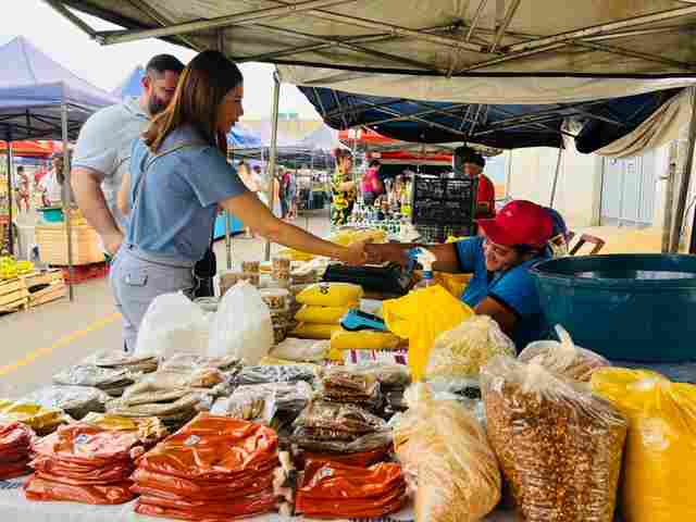 Na Feira Livre do 4 de Janeiro, Euma Tourinho tem grande receptividade e comemora adesão à sua candidatura