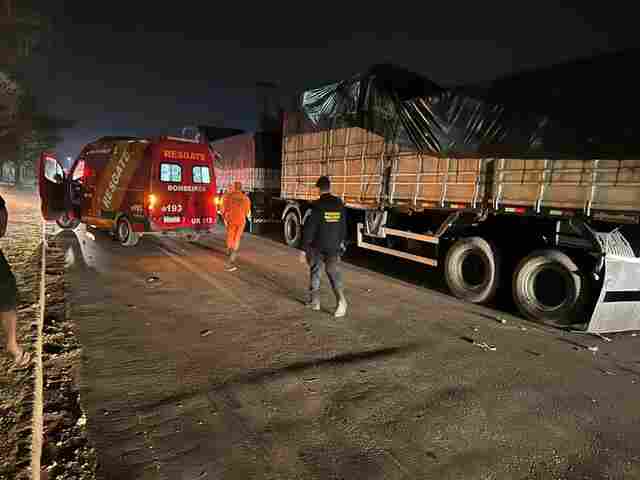 Motociclista perde a perna ao colidir em carreta estacionada
