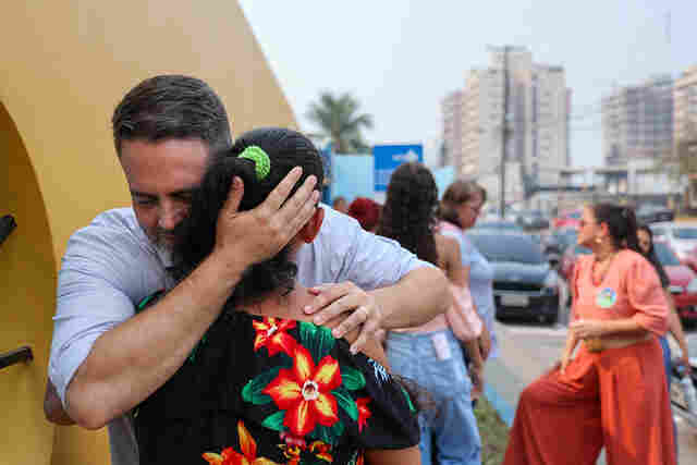 Em reunião com mães de crianças autistas, Léo explica projetos para atender demandas das pessoas com TEA