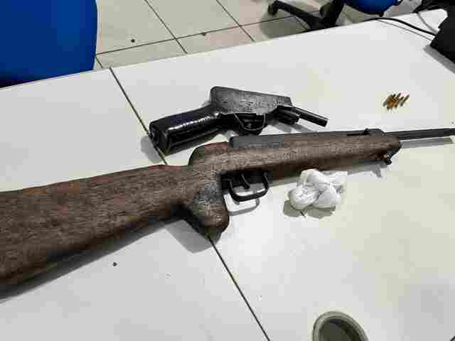 Dois homens são presos e adolescente detido com armas após tentativa de assalto