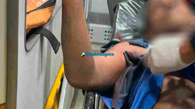 Jovem tem faca cravada no ombro após ser atacado na zona leste