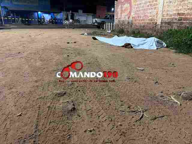 Jovem é assassinado com 6 tiros no meio da rua