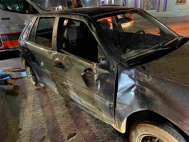 Casal fica gravemente ferido após carro avançar preferencial na capital