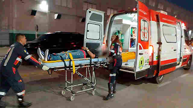 Casal fica lesionado em acidente próximo a semáforo
