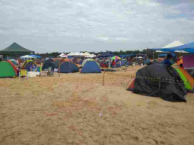 Homem é assassinado com vários tiros em área do festival de praia de Costa Marques