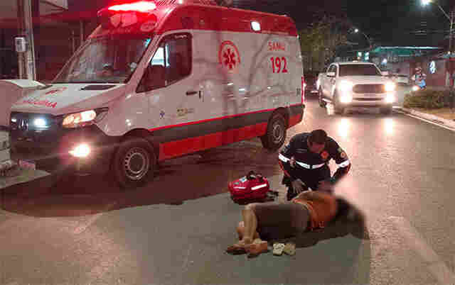 Pedestre fica ferida após ser atropelada por motociclista