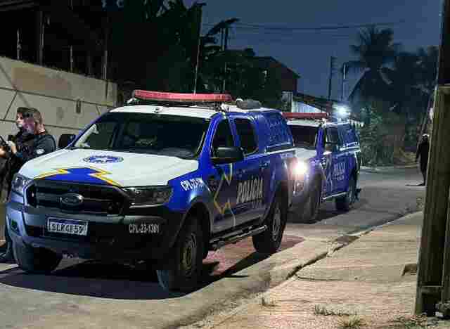 Homem é atacado a facadas por dupla quando chegava em casa