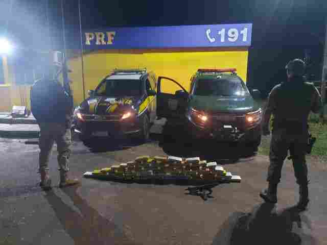 Ação conjunta PM e PRF apreende 55 kg de drogas e submetralhadora