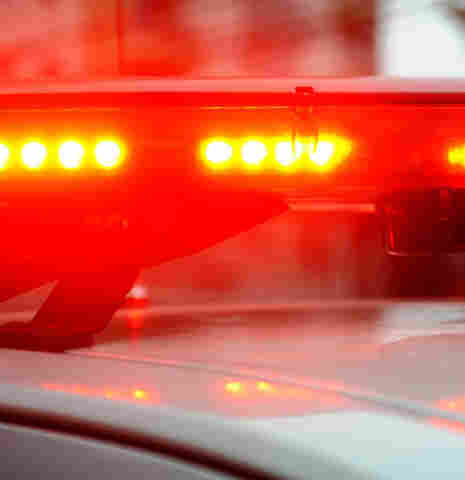 Criminosos armados e encapuzados invadem condomínio e incendeiam guarita