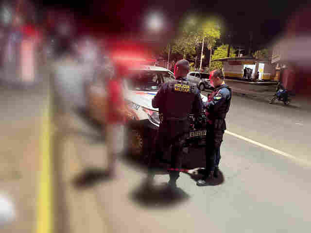 Homem sai para trabalhar e encontra esposa aos beijos com amigo