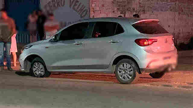 Bandidos roubam carro e atropelam motociclista durante fuga