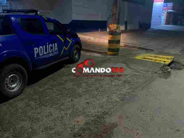 Homem é assassinado com várias facadas no meio de via pública