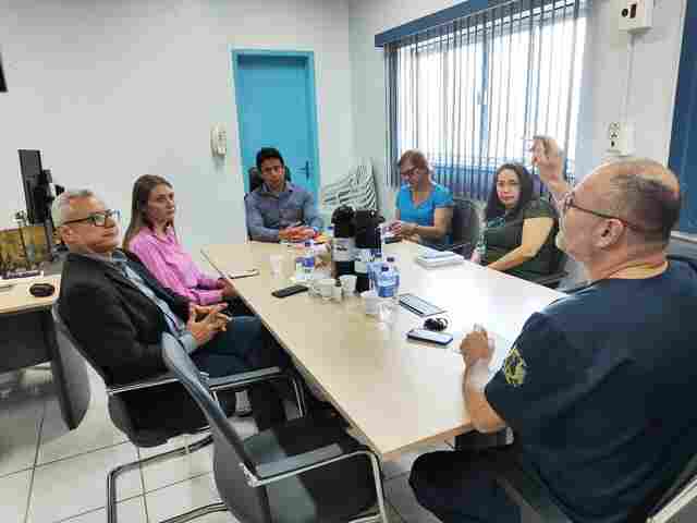 Lebrinha e dirigentes do HB e POC discutem investimentos para ampliar acesso à saúde.