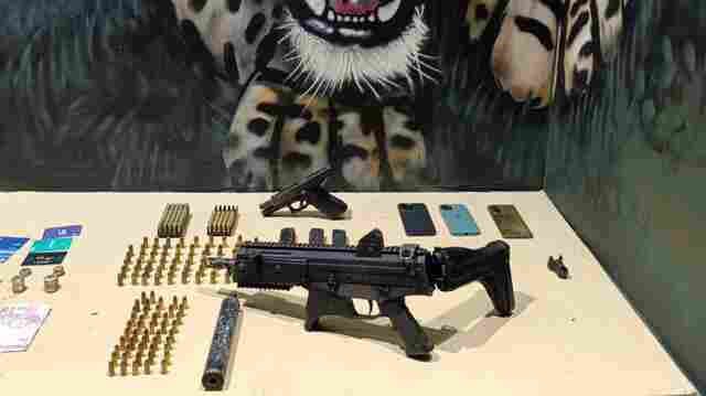 PM apreende submetralhadora, pistola, dezenas de munições e prende mãe e filho
