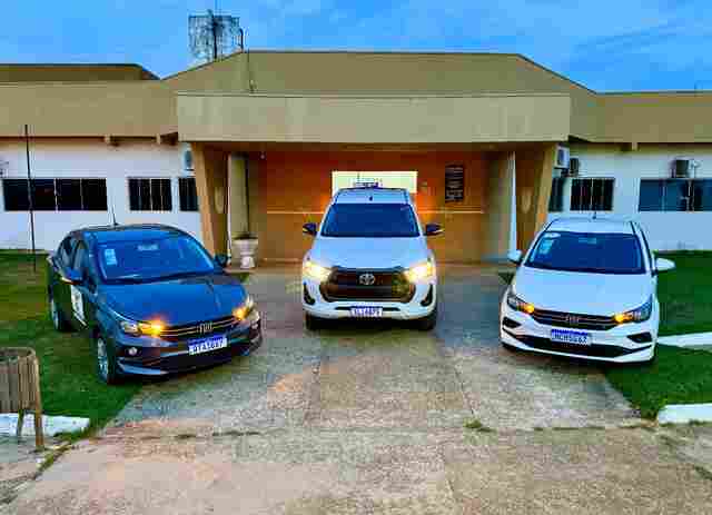 Deputada Lebrinha entrega três veículos para serviços essenciais em Seringueiras.