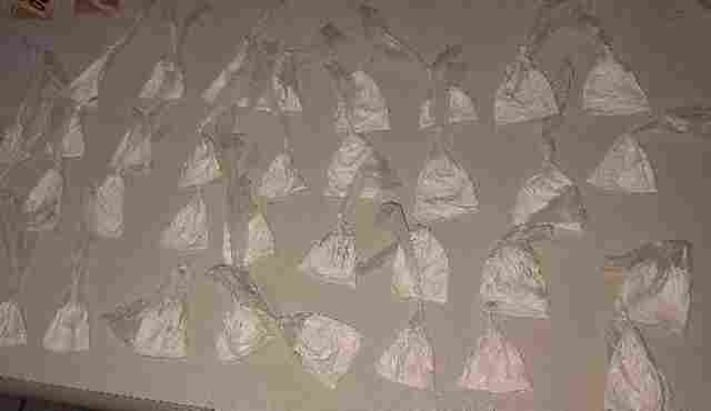 Traficante é preso pela PM enquanto pulava muro de casa em fuga