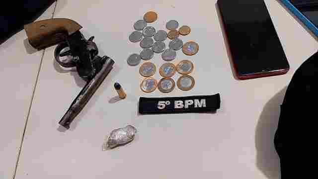 Motorista de aplicativo pula de carro em movimento durante assalto e PM apreende adolescentes armados