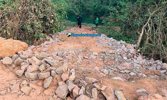 Restos mortais são encontrados ao lado de riacho na capital