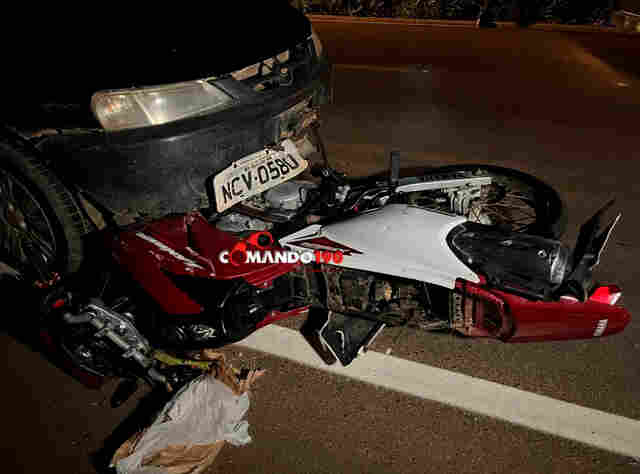 Motociclista fica em estado gravíssimo após ser arrastado por carro