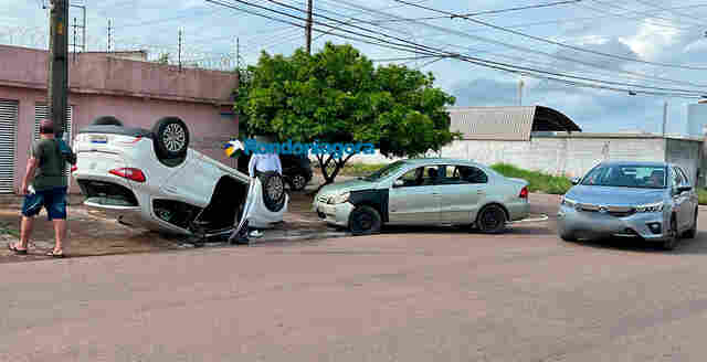 Motorista de Voyage causa acidente com capotamento na capital