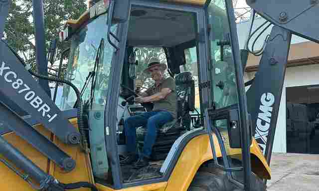 Senador Jaime Bagattoli entrega veículos à assistência social e retroescavadeira à população de Seringueiras
