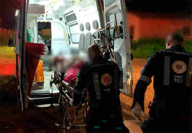 Vizinha encontra jovem com marcas de agressão, aciona PM, mas vítima não dá detalhes sobre caso