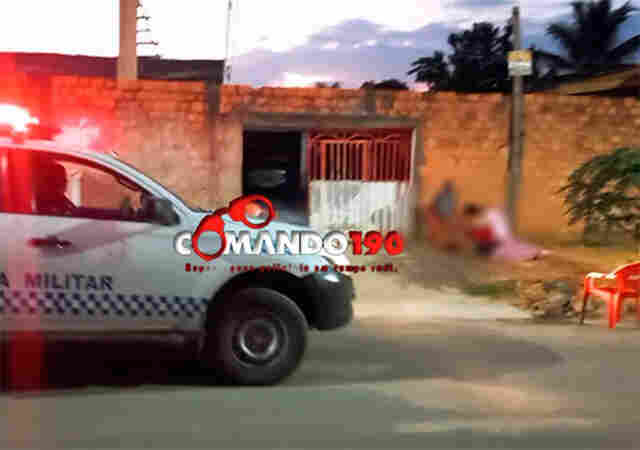 Homem é assassinado com vários tiros em frente de casa