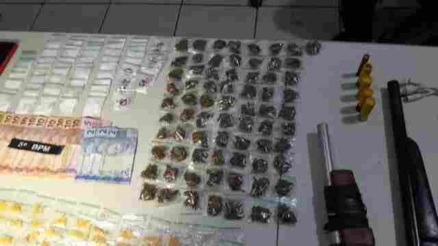 Criminosos são presos com dezenas de porções de drogas e armas