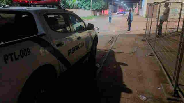 Homem é assassinado na rua após discussão em casa noturna