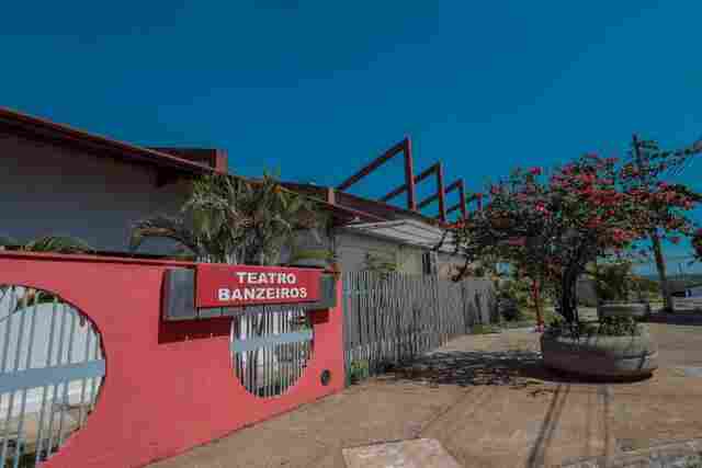 Ladrões arrombam o teatro Banzeiros, mas a PM chega rápido e prende um