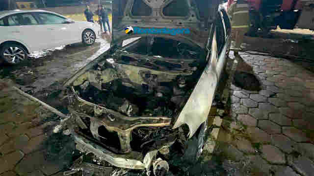 Carro é destruído pelo fogo em estacionamento de faculdade na capital
